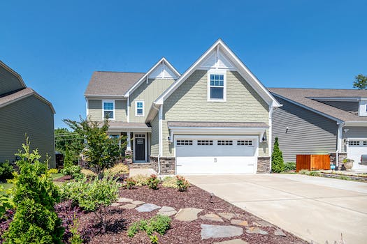 how to manually close garage door