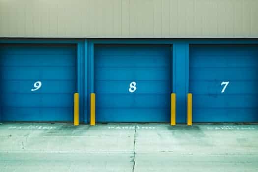 how to manually close garage door